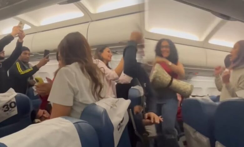 بين الفرح والانتقادات.. حفلة بالطبلة على متن طائرة مصرية تثير الجدل.. 1 رقص بالطبلة على متن طائرة مصرية