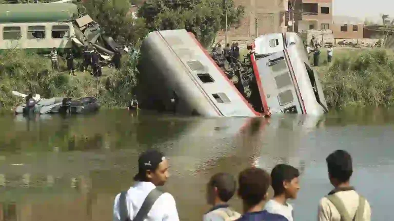 حادث قطار الإبراهيمية: رفع العربات مع استمرار البحث عن المفقودين