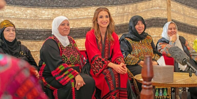 اللون الأسود والتفاصيل الحمراء .. الملكة رانيا تختار القفطان المطرّز بالورود الملوّنة مع سيدات أردنيات