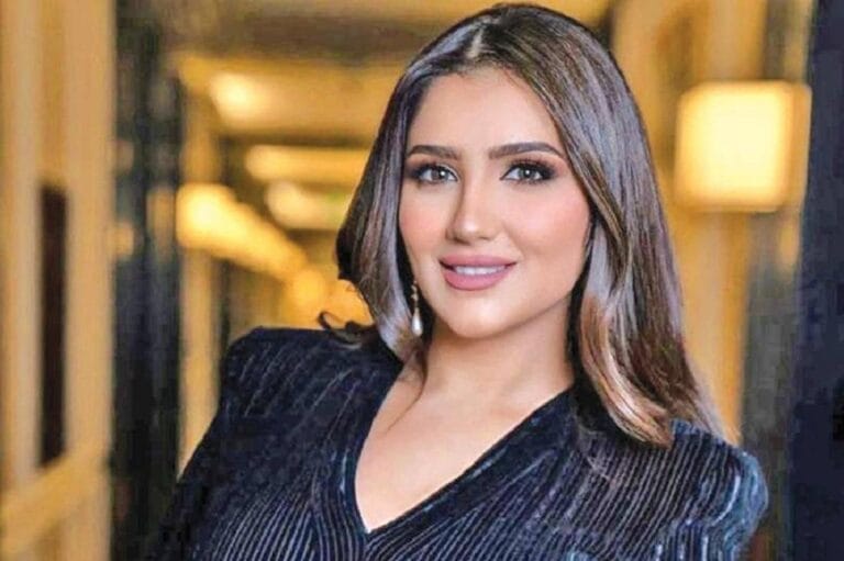 “المشوار مستمر” مي عمر بفستان أبيض أنيق طويل في تكريمها بمهرجان العراق
