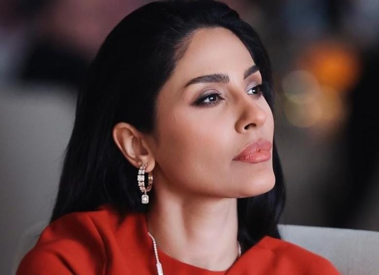 بأسلوب عصري وكلاسيكي .. إلهام علي تتألق ببدلة كلاسيكية من علامة سعودية 1 بأسلوب عصري وكلاسيكي .. إلهام علي تتألق ببدلة كلاسيكية من علامة سعودية