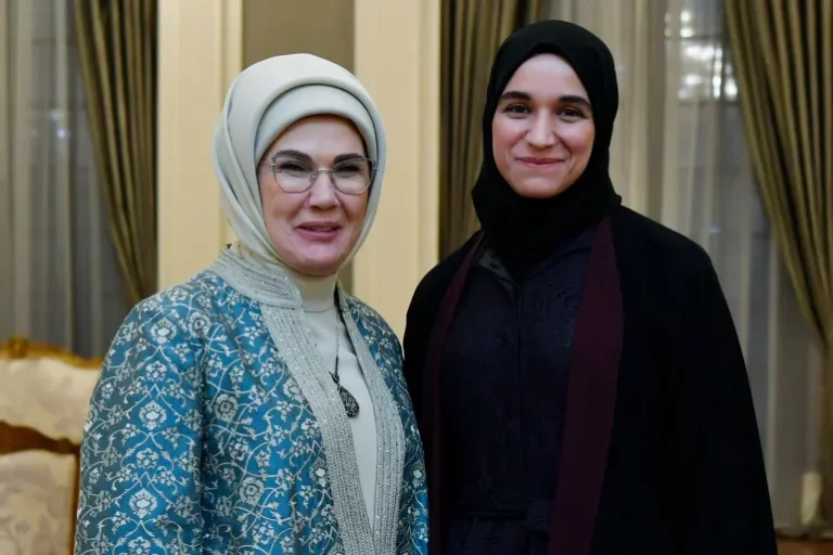 من هى زوجة أحمد الشرع التى أثارت جدلًا لدى الجميع بعد الظهور معه