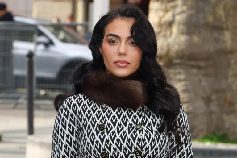 أناقة في عصر الموضة .. معطف جورجينا رودريغيز الأنيق محط اهتمام الجمهور