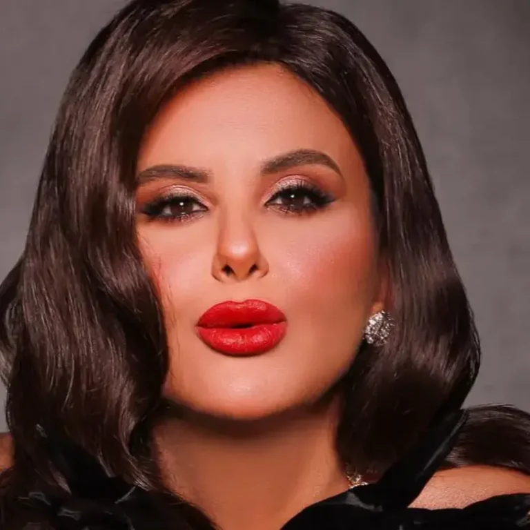 “بالمايك والقلم” فنانة عربية تثير الجدل بما كشفته عن محمد سامي