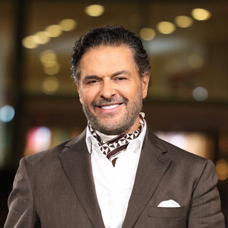 تفاعل الجمهور بشكل واسع .. معجبة تُحرج راغب علامة بقبلتها ووشم على ظهرها 1 تفاعل الجمهور بشكل واسع .. معجبة تُحرج راغب علامة بقبلتها ووشم على ظهرها
