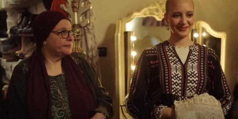مشهد مؤثر في '80 باكو': ميس فولت تخلع وشاحها وتكشف عن رأسها