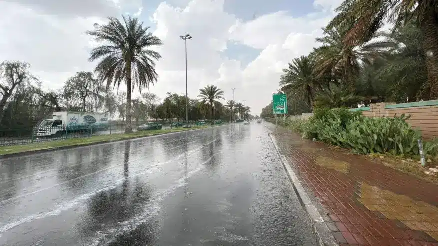 أمطار غزيرة وسيول تجتاح عدة مناطق في السعودية خلال الساعات المقبلة! 1 أمطار غزيرة وسيول تجتاح عدة مناطق في السعودية خلال الساعات المقبلة!