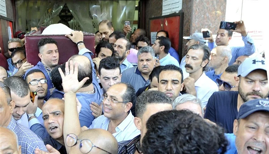 جدل واسع في مصر بسبب أزمة تغطية جنازات الفنانين.. والنجوم يردّون