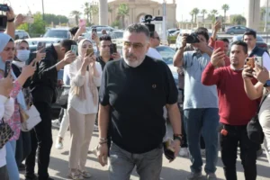 جدل واسع في مصر بسبب أزمة تغطية جنازات الفنانين.. والنجوم يردّون