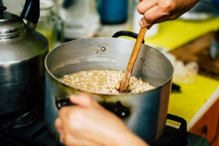 كيف تطبخ الفاصوليا والحمص بدون نقع؟