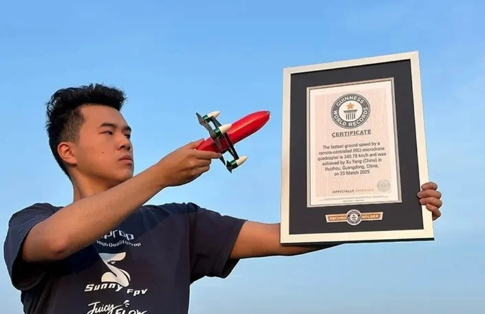 طالب صيني يحطم الرقم القياسي العالمي لأسرع طائرة مسيرة مصغرة في غينيس 1 طالب صيني يحطم الرقم القياسي العالمي لأسرع طائرة مسيرة مصغرة في غينيس