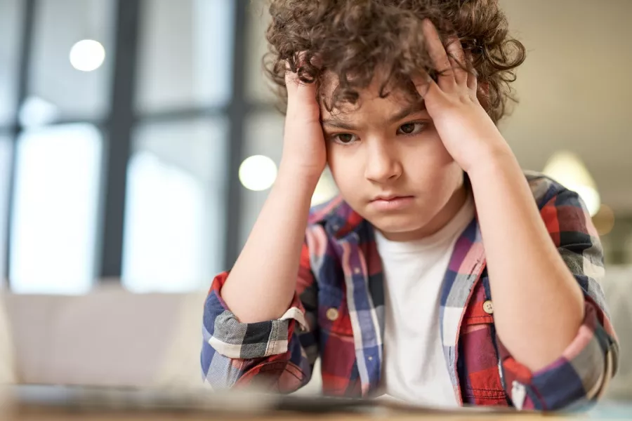 كيف تدعم مشاعر طفلك ؟.. نصائح تساعده على تخطي التحديات 1 كيف تدعم مشاعر طفلك ؟.. نصائح تساعده على تخطي التحديات
