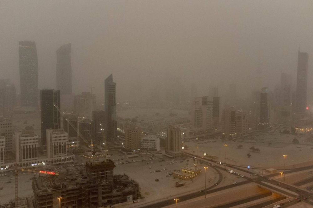 صيف ملتهب مبكرًا.. رياح البوارح تهب قبل أوانها وتحمل الغبار والحرارة 1 صيف ملتهب مبكرًا.. رياح البوارح تهب قبل أوانها وتحمل الغبار والحرارة