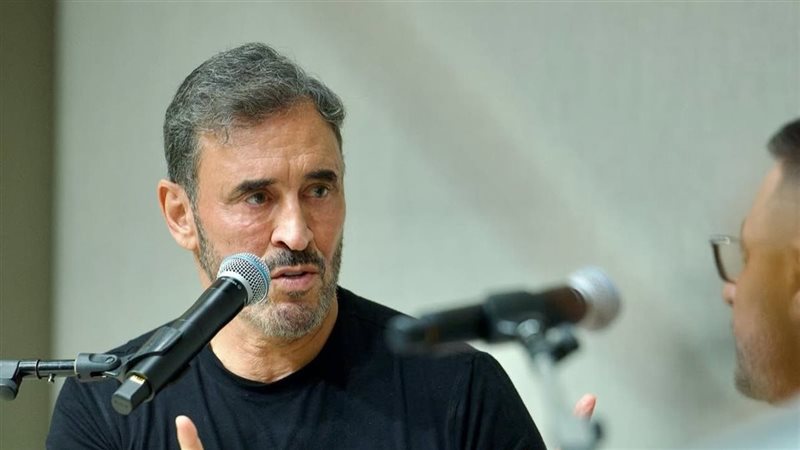 كاظم الساهر يفاجئ الجميع بـ"لوك رمادي" جديد في حفله بدبي! 1 كاظم الساهر يفاجئ الجميع بـ لوك رمادي جديد في حفله بدبي!