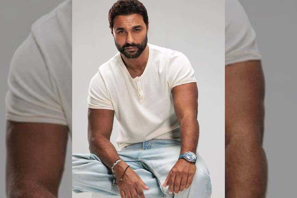 كريم فهمي يقتنص جائزة أفضل ممثل..
