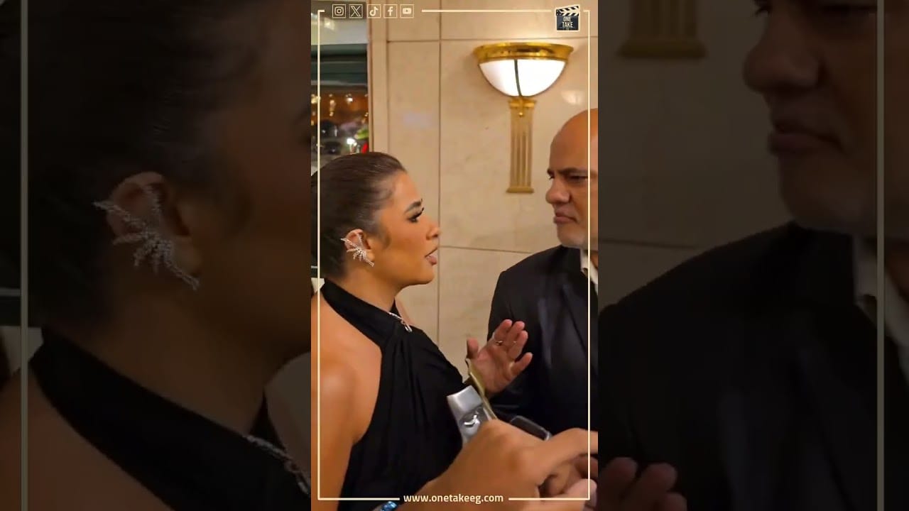 «من غير لمس».. موقف محرج لياسمين عبدالعزيز في حفل تكريمها