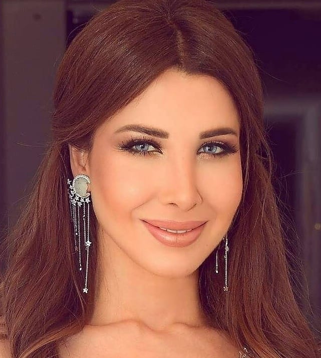 مطربة لبنانية مشهورة تثير الجدل بتصرف مفاجئ في عزاء زوج كارول سماحة 1 مطربة لبنانية مشهورة تثير الجدل بتصرف مفاجئ في عزاء زوج كارول سماحة