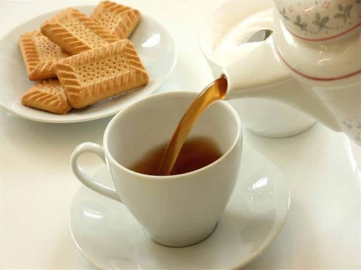 البسكويت مع الشاي قد يبدو بريئًا.. لكنه يُضعف جهازك الهضمي