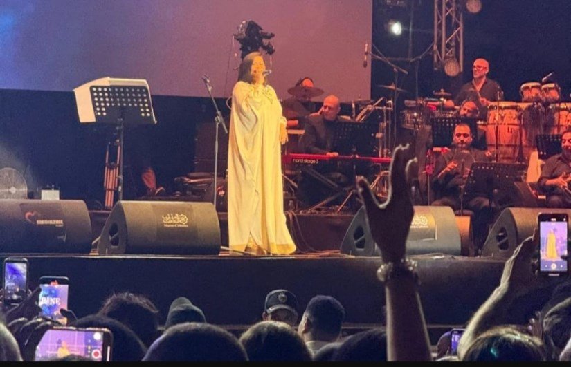 شيرين عبد الوهاب تفاجئ الجمهور وتغني رغم نصيحة الأطباء بالتوقف
